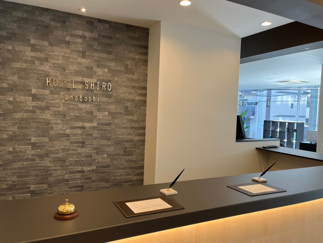 ホテルシロー フロントデスク(外観・ロビー)